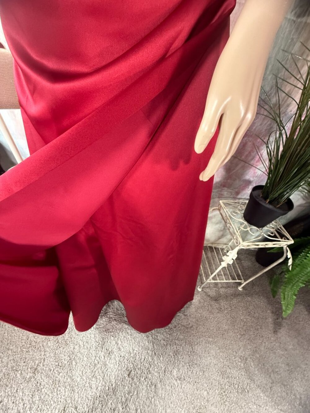 📌 David's Bridal Apple Red Satin Trumpet Prom - Bridesmaid - Formal Night Gown - Picture 4 of 16